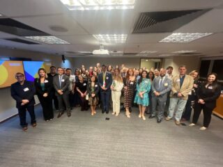 Aproveitando o #tbt para falar desse encontro maravilhoso no escritório Mattos Filho. Foi muito bom tratar de um assunto tão atual sobre diretrizes ESG e IMO. A abordagem tão necessária da redução das emissões de GEE, os créditos de carbono decorrentes dessas práticas e como o Panamá e o Brasil tem se movimentado nesse panorama. O Grupo de Estudos em Direito Marítimo, Portuário e Aduaneiro do Rio de Janeiro está de parabéns por ter promovido esse trabalho. Ouvir especialistas no tema, bem como representantes de empresas como a Petrobrás, o Consul-Geral do Panamá e tantos outros foi muito bom e, claro, aproveitar a oportunidade para conhecer colegas excepcionais. Definitivamente, valeu a pena!