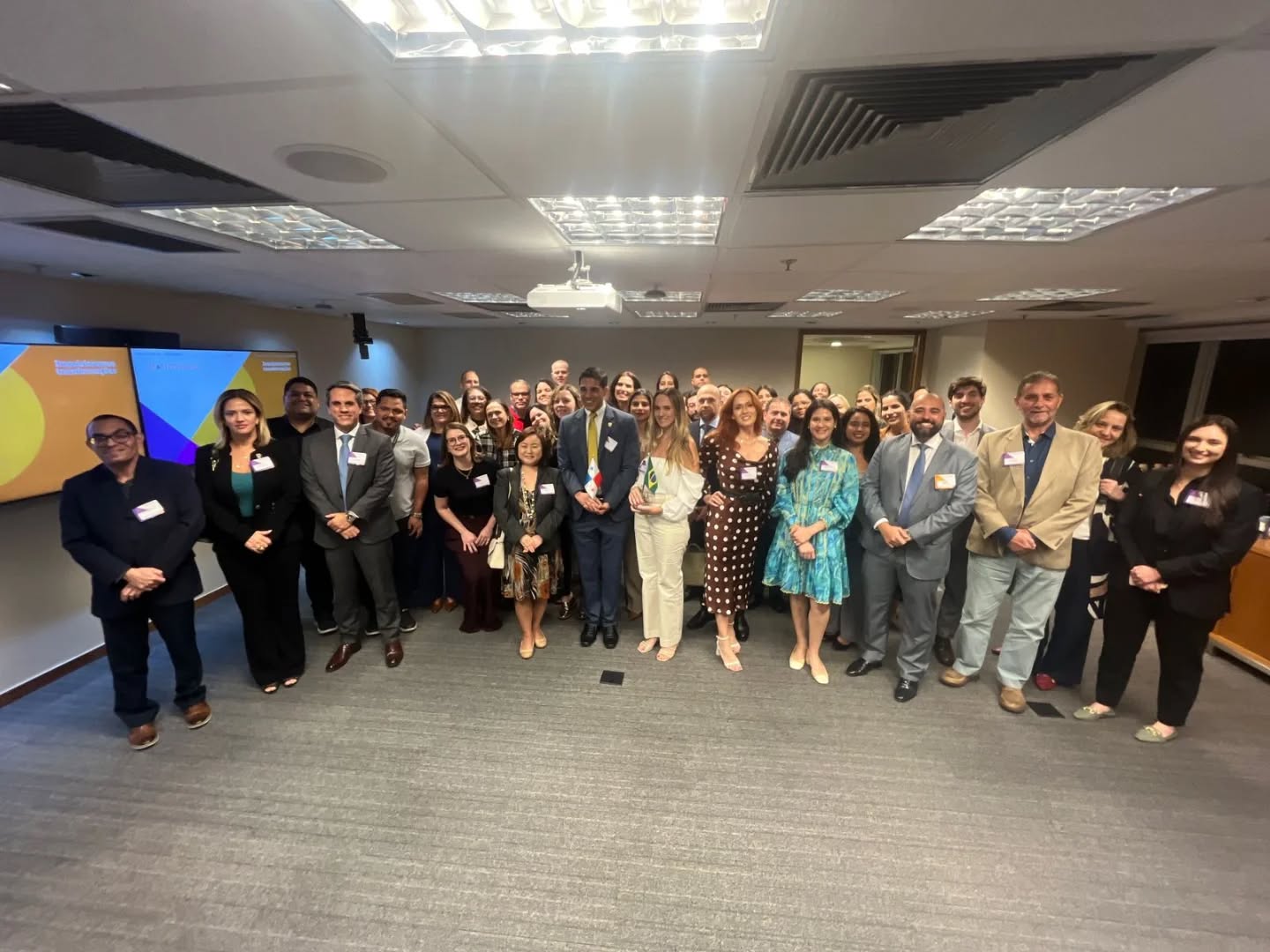 Aproveitando o #tbt para falar desse encontro maravilhoso no escritório Mattos Filho. Foi muito bom tratar de um assunto tão atual sobre diretrizes ESG e IMO. A abordagem tão necessária da redução das emissões de GEE, os créditos de carbono decorrentes dessas práticas e como o Panamá e o Brasil tem se movimentado nesse panorama. O Grupo de Estudos em Direito Marítimo, Portuário e Aduaneiro do Rio de Janeiro está de parabéns por ter promovido esse trabalho. Ouvir especialistas no tema, bem como representantes de empresas como a Petrobrás, o Consul-Geral do Panamá e tantos outros foi muito bom e, claro, aproveitar a oportunidade para conhecer colegas excepcionais. Definitivamente, valeu a pena!